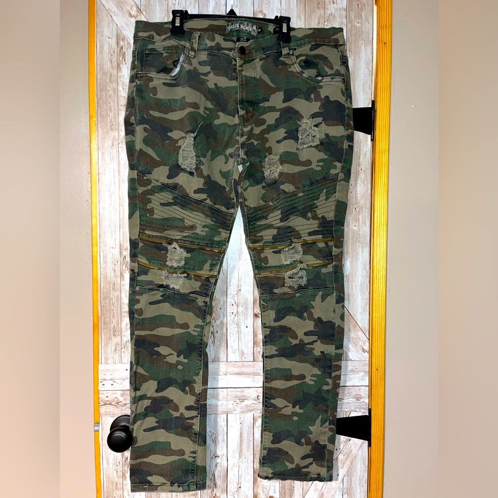 True Rock camo jeans SIZE 38 x 29